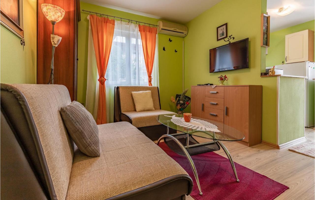 Nice Apartment In Premantura With Wifi エクステリア 写真